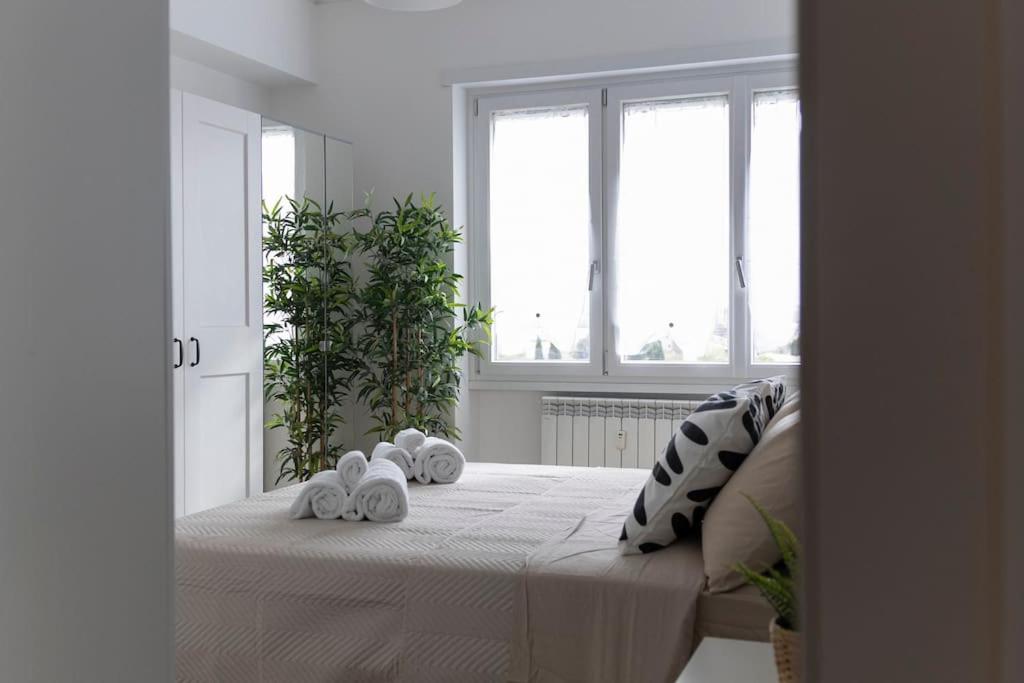 ein Schlafzimmer mit einem Bett mit zwei Handtüchern darauf in der Unterkunft Luminous Home Roma Trastevere in Rom