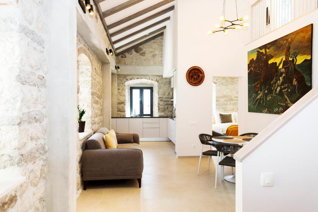 un soggiorno con divano e tavolo di Galathea House a Kotor (Cattaro)