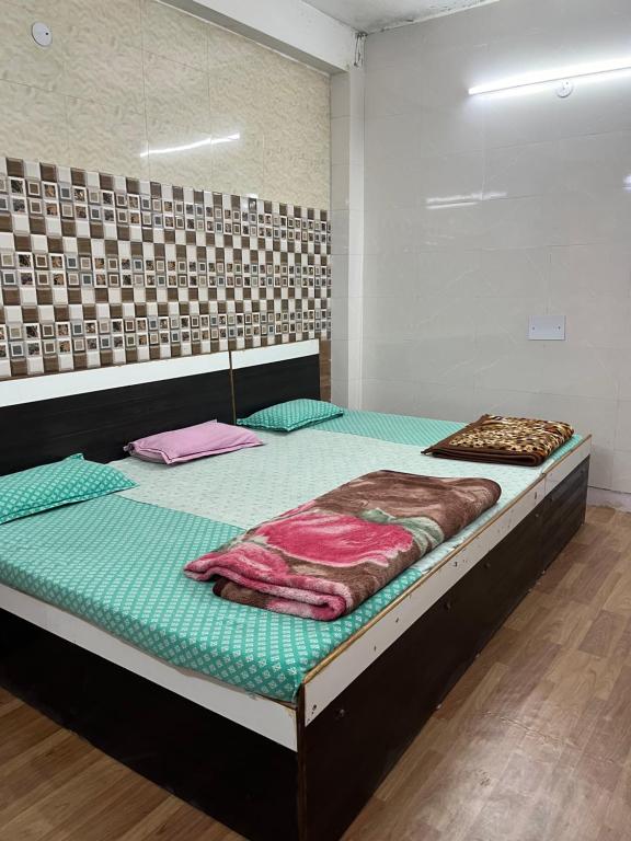 Dream Land Hotel في جامو: غرفة نوم بسريرين في غرفة