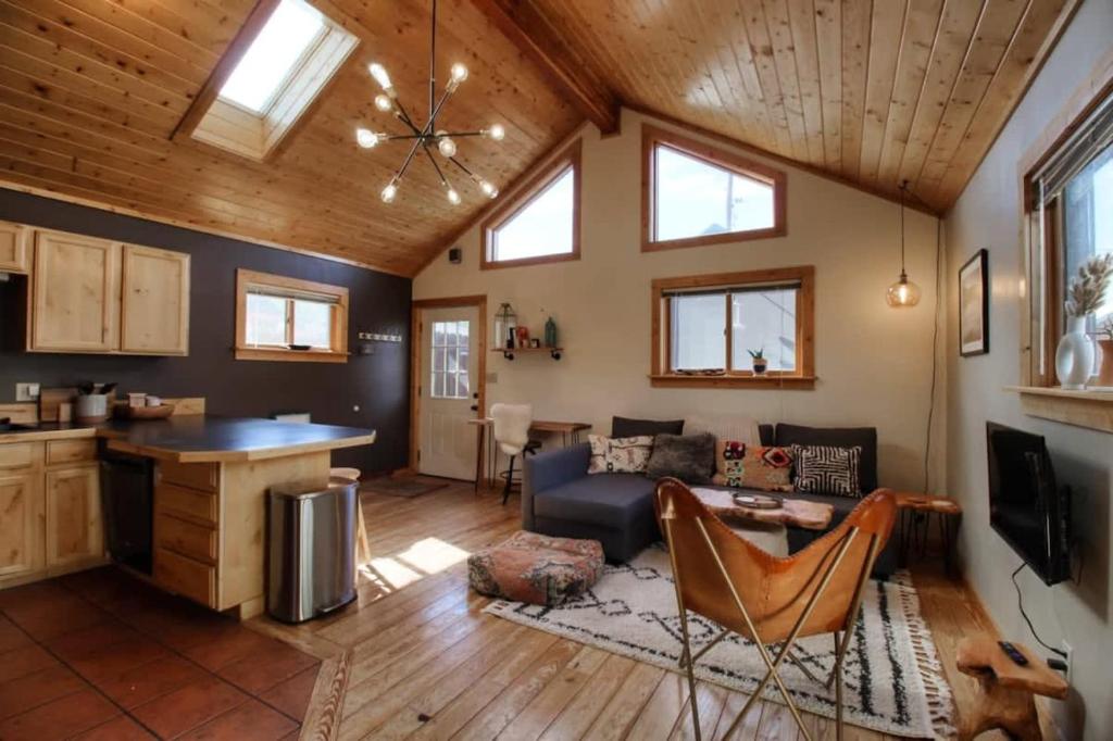 Little Lodge Leadville: charming 2bd في ليدفيل: غرفة معيشة كبيرة مع مطبخ وغرفة معيشة