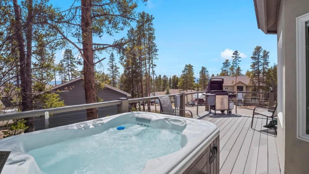 einen Whirlpool auf der Terrasse eines Hauses in der Unterkunft New Listing - Doc's Place - Beautiful Hot Tub Views in Leadville