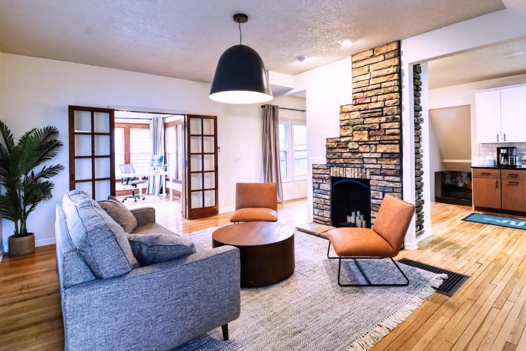 sala de estar con sofá y chimenea en New Listing - Tranquil Retreat with Hot Tub, en Des Moines