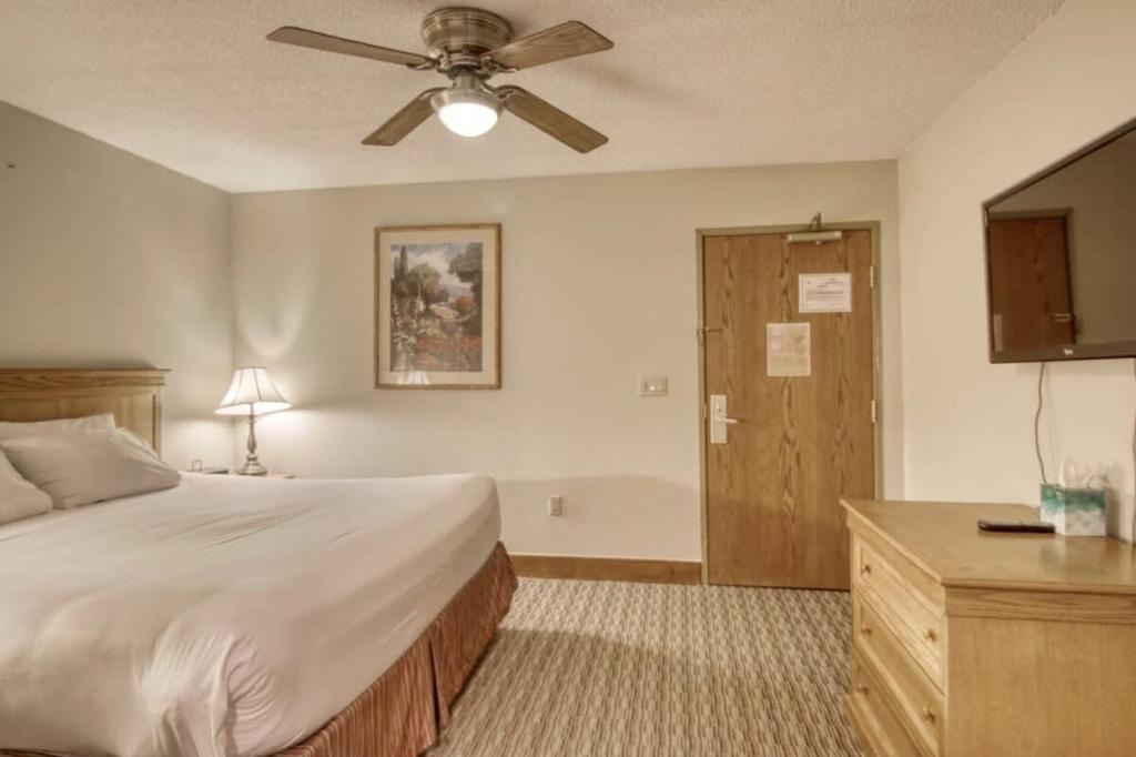 um quarto com uma cama e uma ventoinha de tecto em 1bd 272 Perfect Location with Pool em Crested Butte