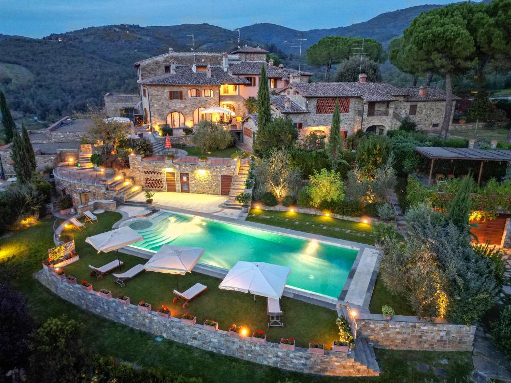 - une vue aérienne sur une maison avec une piscine dans l'établissement Savignola Paolina, à Greve in Chianti