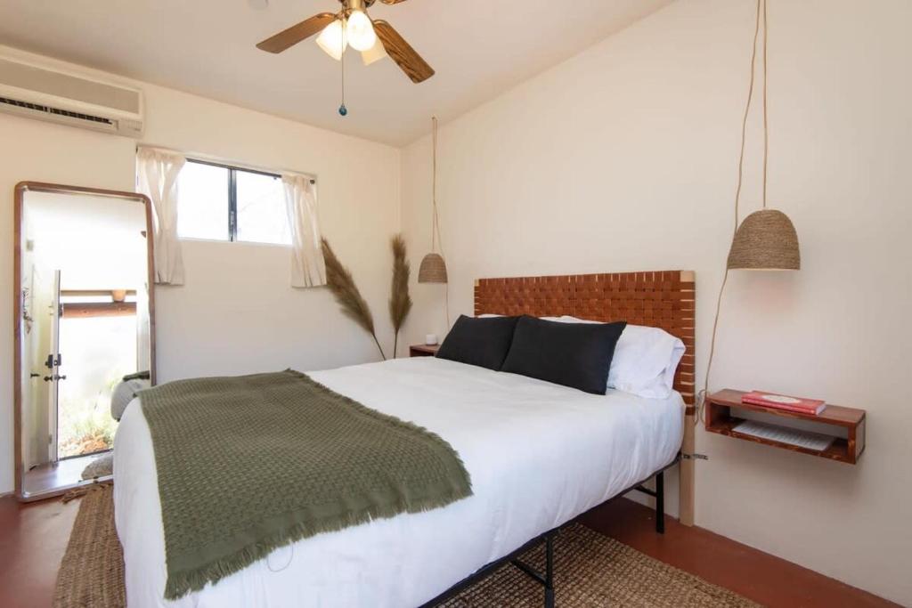 sypialnia z białym łóżkiem i oknem w obiekcie Renovated Lodge - Room 3 with pool access w mieście Joshua Tree
