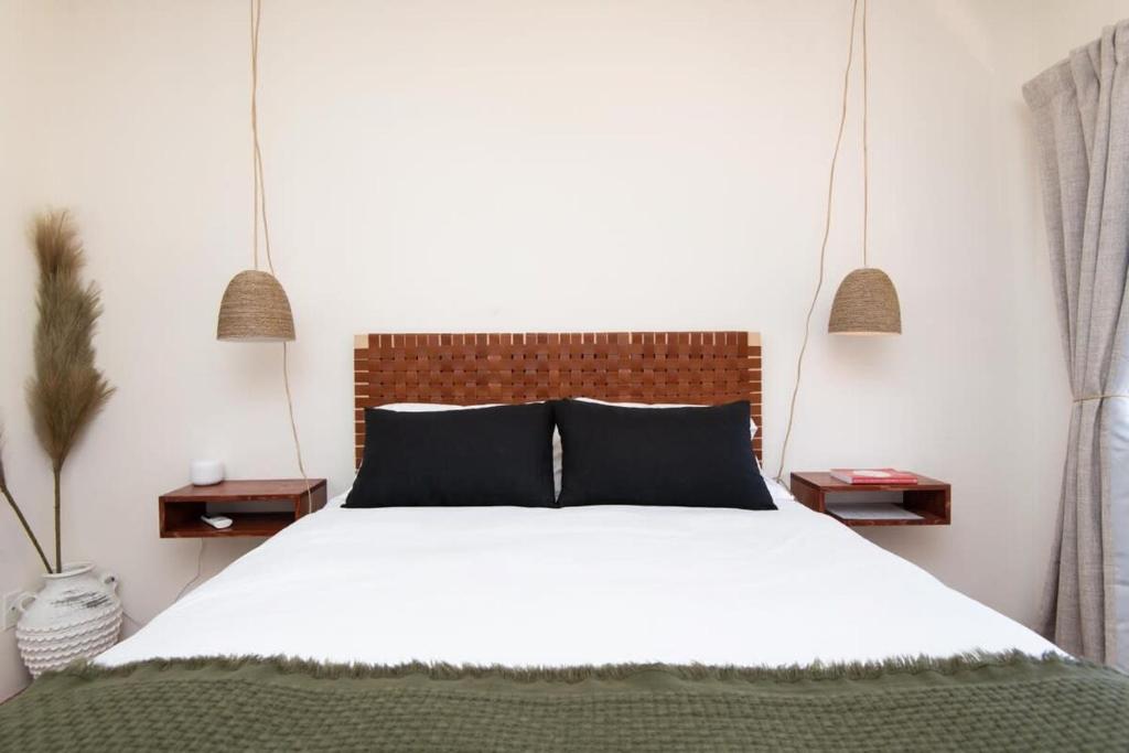 Postel nebo postele na pokoji v ubytování Renovated Lodge - Room 3 with pool access