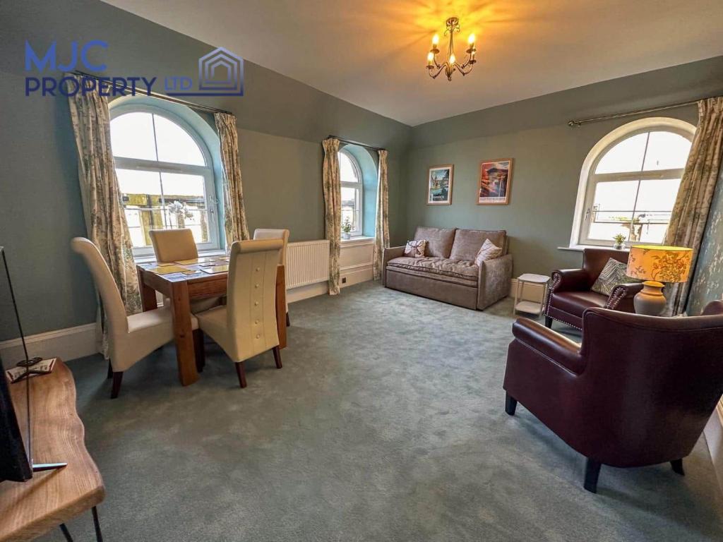 een woonkamer met een bank en een tafel en stoelen bij Cross Wynd view in Hawick