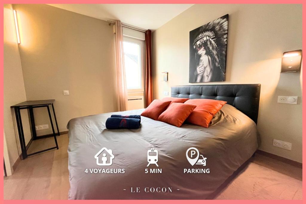 a bedroom with a bed with orange pillows on it at Le Cocon - T2 Neuf avec Parking - Proche Hypercentre & Disneyland in Lagny