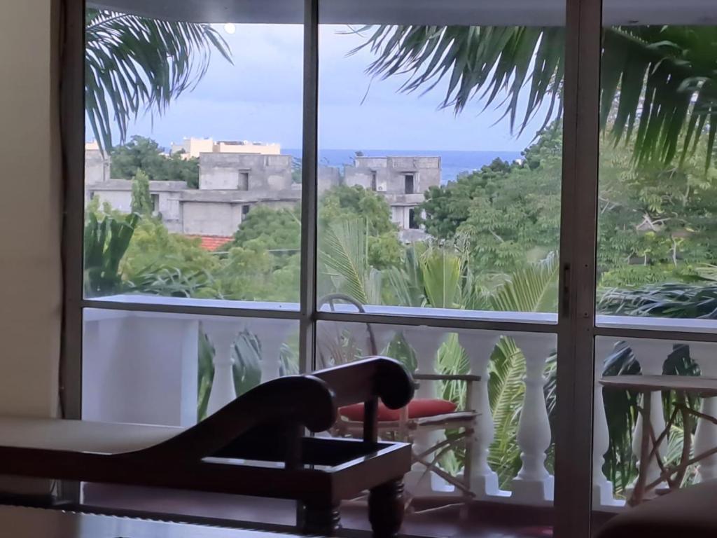 蒙巴薩的住宿－Coral Luxury homestay nyali-on coral drive，客房设有海景窗户。