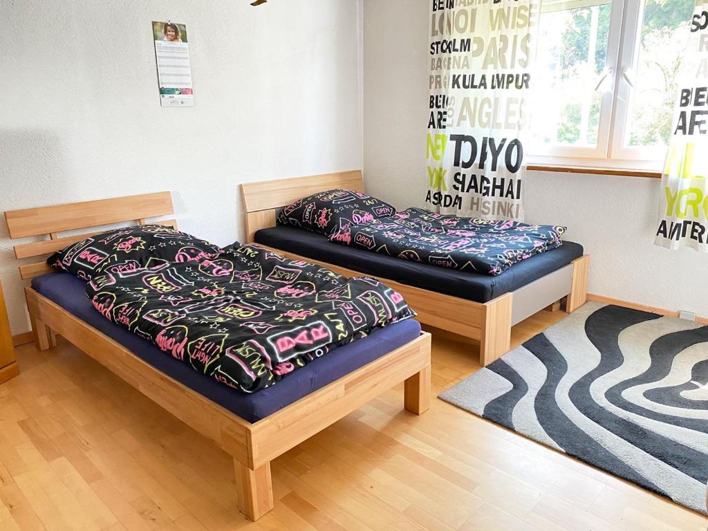 2 camas sentadas en una habitación con alfombra en Schickes Apartment in Rottweil, en Rottweil