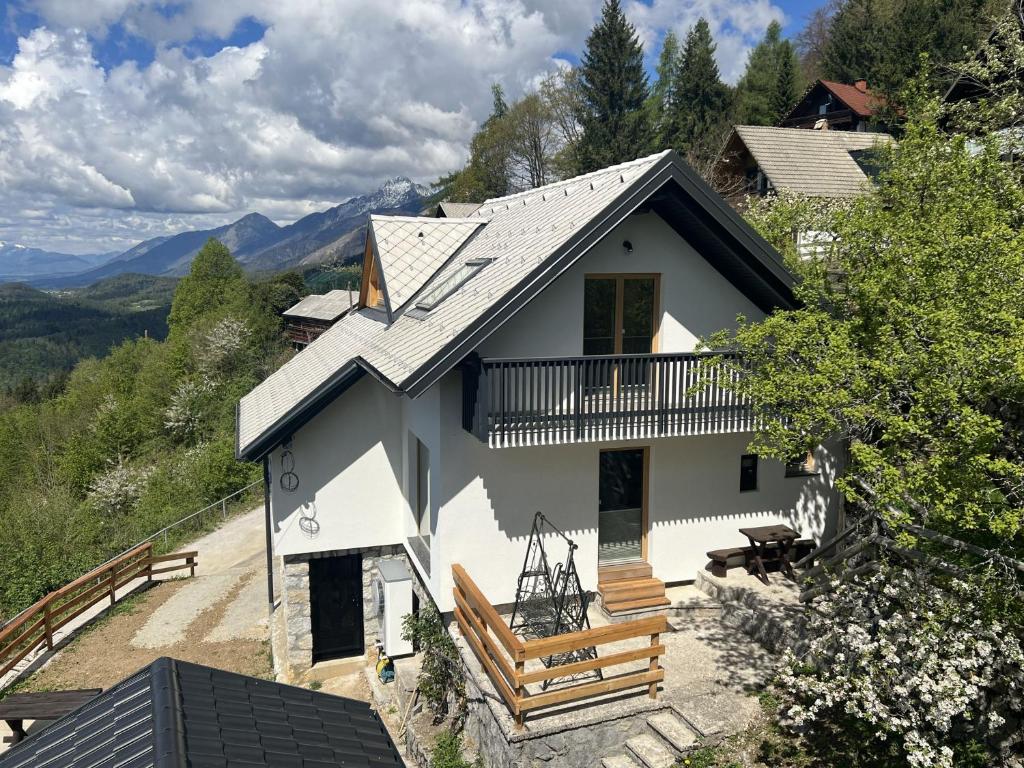 Casa blanca con balcón en una montaña en Elipa Cottage en Cerklje na Gorenjskem