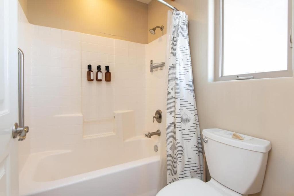 Ένα μπάνιο στο Renovated Lodge - Room 1 with pool access