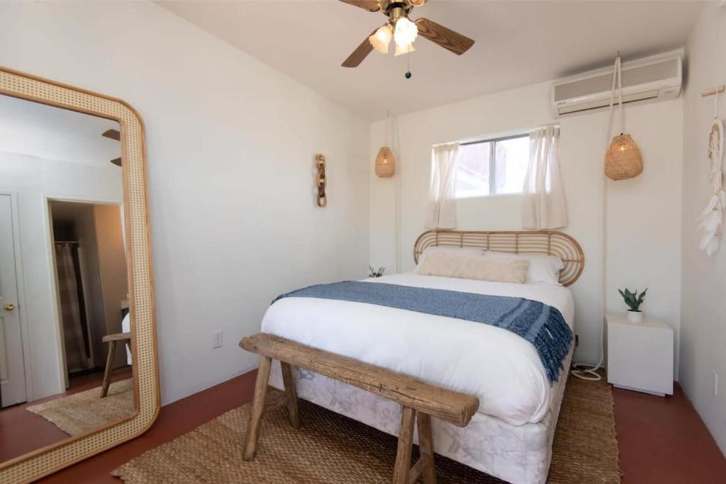 Rúm í herbergi á Renovated Lodge - Room 2 with pool access