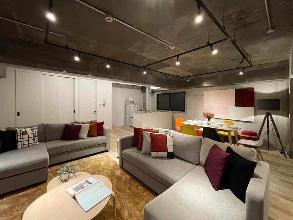 uma sala de estar com dois sofás e uma mesa em bHOTEL M's lea - 2BR Modern Apartment next to Peace Park 10 Ppl em Hiroshima