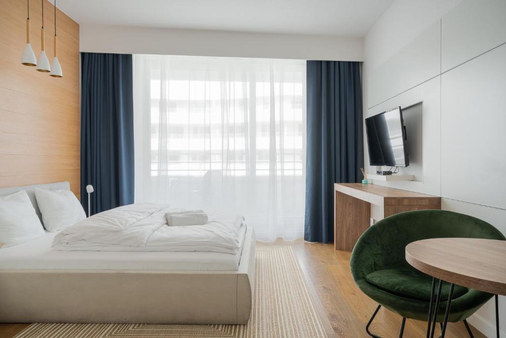 Säng eller sängar i ett rum på RentPlanet - Apartamenty OVO
