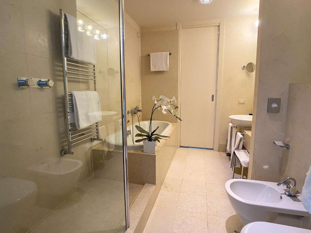 Łazienka w obiekcie Best Western Plus Hotel Le Favaglie