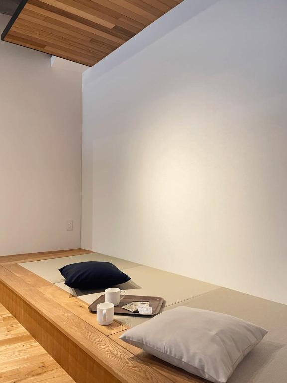 Postel nebo postele na pokoji v ubytování bHOTEL Kaniwasou 101 1BR good for 10PPL in the scenic Island of Miyajima