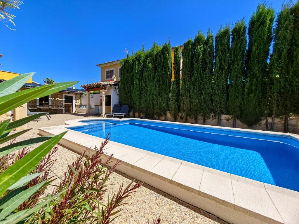 een zwembad in de achtertuin van een huis bij Villa l'Auba - Charming villa with pool close to Palma and Soller in Bunyola