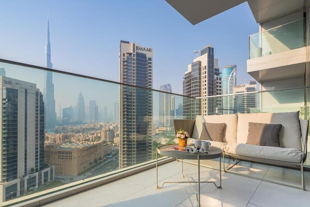 - un salon avec vue sur la ville dans l'établissement Frank Porter - Marquise Square, à Dubaï