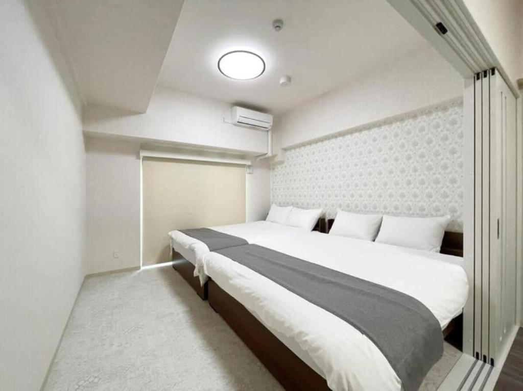 bHOTEL Casaen - Cozy 1BR Apt near Hondori District for 6 Ppl tesisinde bir odada yatak veya yataklar