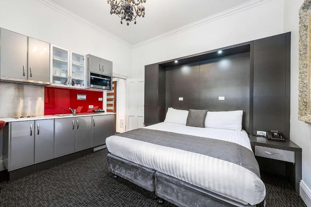 Kuchyň nebo kuchyňský kout v ubytování Quality Hotel Colonial Launceston