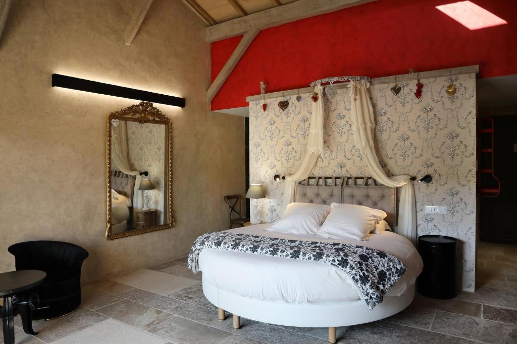 Postel nebo postele na pokoji v ubytování Hôtel-Spa Le Saint Cirq