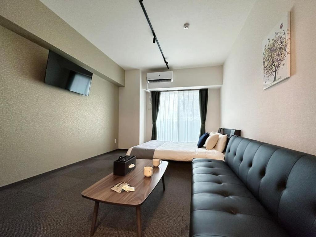 אזור ישיבה ב-bHOTEL Nagomi - Luxe Apartment Near the City Center for 3Ppl