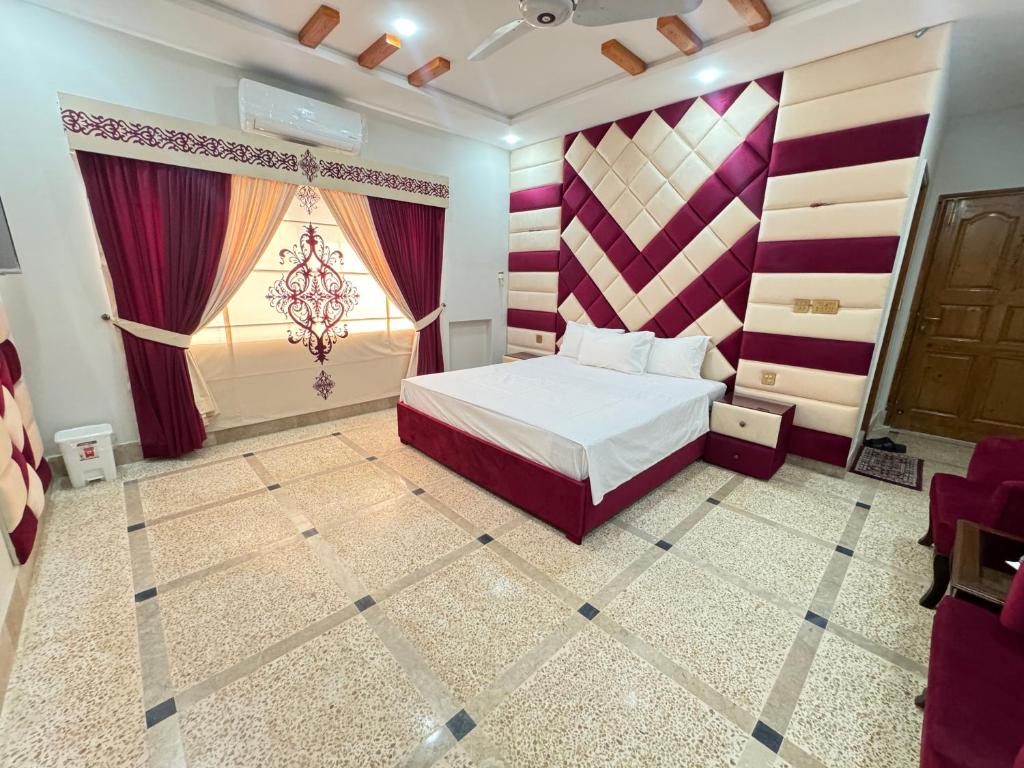 1 dormitorio con 1 cama y ventana en una habitación en Royal Executive Inn Guest House en Islamabad