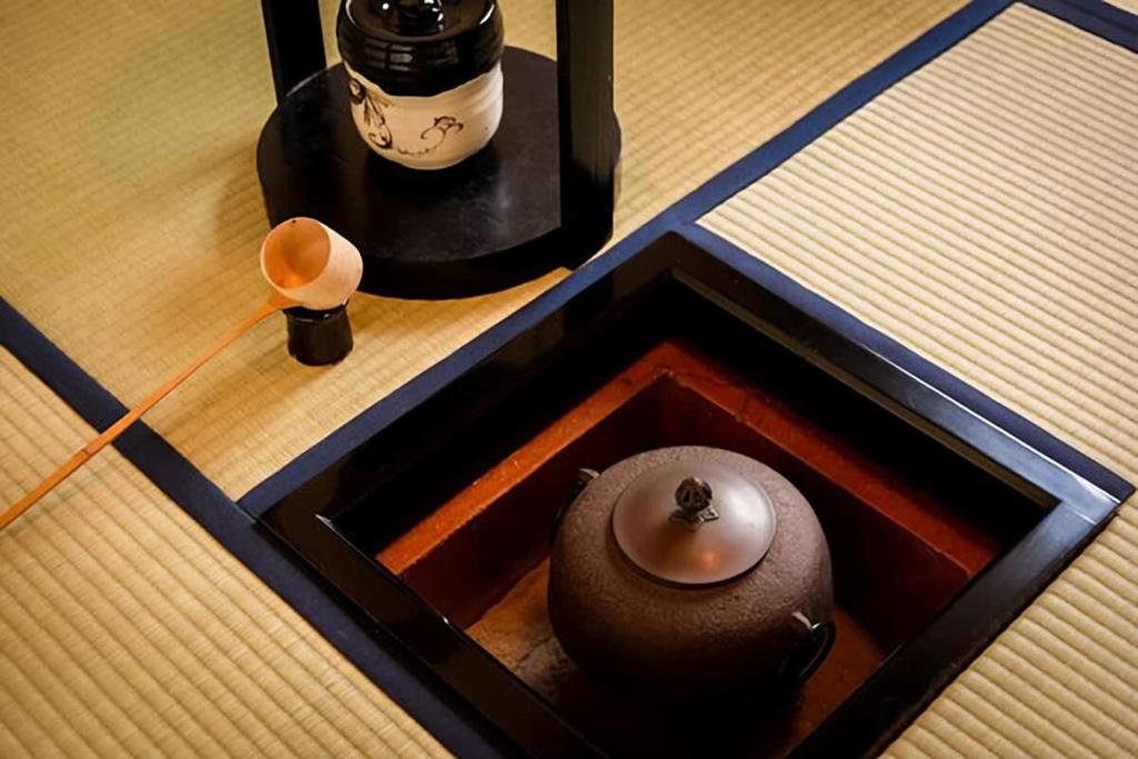 Příslušenství pro přípravu čaje a kávy v ubytování bLOCAL Bingo Yamamo - Experience at Traditional Japanese House