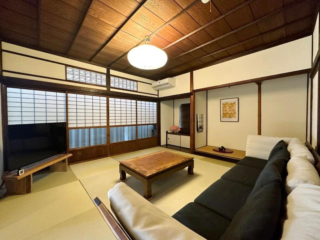 Posezení v ubytování bLOCAL Bingo Yamamo - Experience at Traditional Japanese House