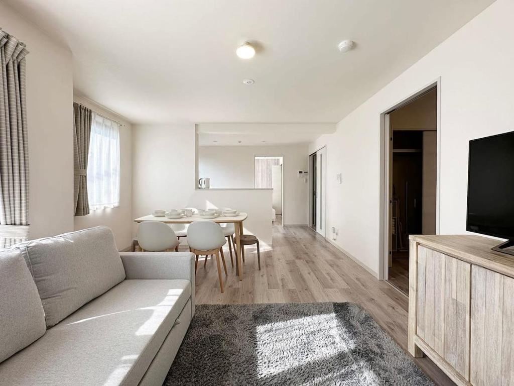 Et sittehjørne på bHOTEL Yutori - Spacious 2BR Apartment very near the Station