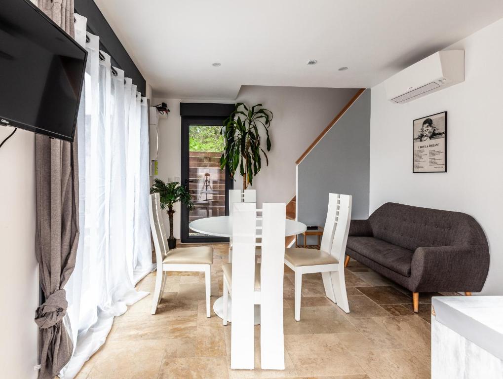 ein Wohnzimmer mit einem Tisch und einem Sofa in der Unterkunft Espaces Gîtes in Sainte-Escobille