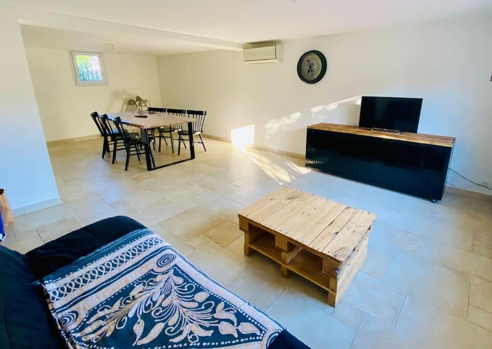 un salon avec un canapé et une table dans l'établissement Appartement Rez de maison proche mer, à La Londe-les-Maures