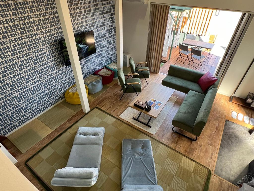 una vista aérea de una sala de estar con muebles en Rush Awaji Guppy - Seaside Holiday Home - Self Check-In Only, en Awaji