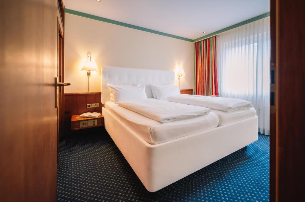 Postel nebo postele na pokoji v ubytování Hotel Royal
