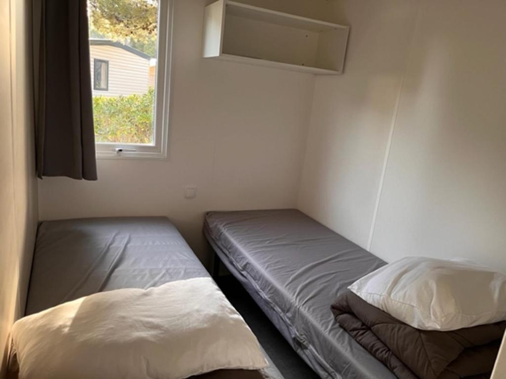 Gi&#x1B0;&#x1EDD;ng trong ph&ograve;ng chung t&#x1EA1;i Mobil home Clim, Tv - Camping Falaise Narbonne Plage 4 &eacute;toiles - 004
