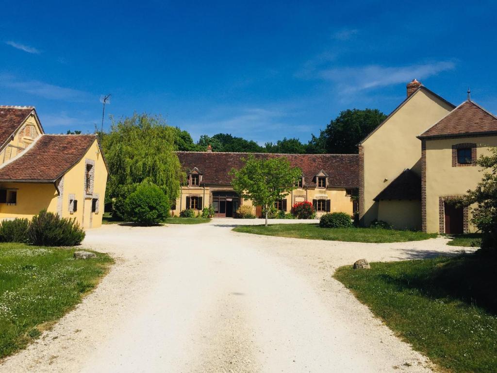 a dirt road in a village with houses at Hameau de la Fausse Sauge in Mézilles