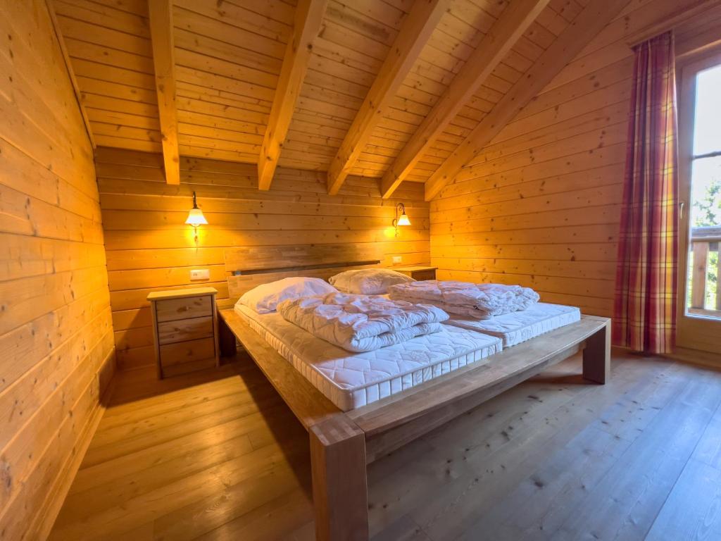 Postel nebo postele na pokoji v ubytování 1A Chalet Enzianhuette - Wandern und Indoor Sauna