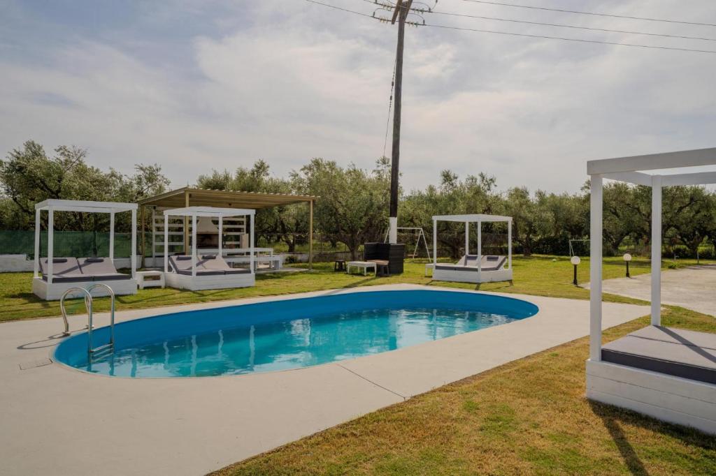 uma piscina com um gazebo e um gazebo em Hidden Heaven Luxury Villa em Ambelókipoi