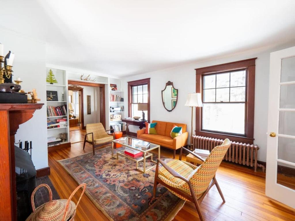 ein Wohnzimmer mit Tisch und Stühlen in der Unterkunft Classic Stockbridge Cottage in Stockbridge