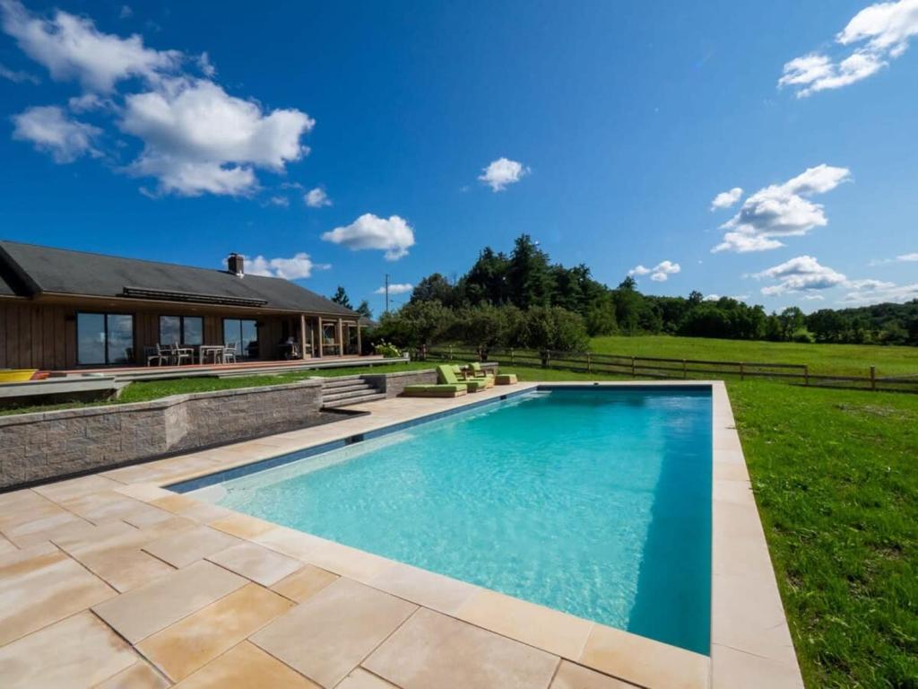 una piscina en el patio de una casa en Berkshire Vacation Rentals: Private Oasis: 16 Acres Pool, en Chatham