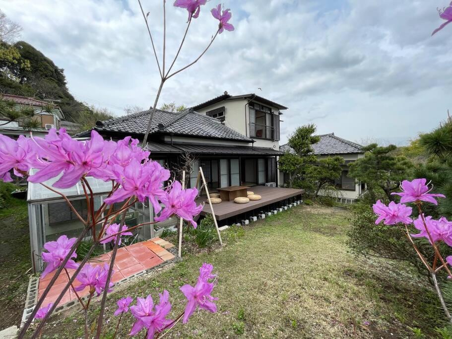 a house with purple flowers in the yard at 【 円 madoka 】逗子鎌倉で暮らすように過ごす一棟貸し宿泊施設​ in Zushi