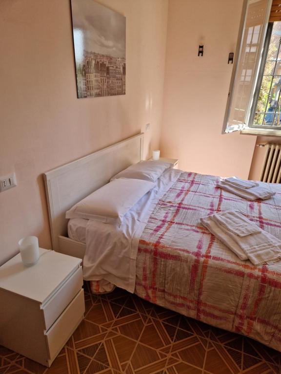 ein kleines Schlafzimmer mit einem Bett und einem Tisch in der Unterkunft Room via Monte 14 in Reggio nell'Emilia