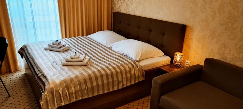 Postel nebo postele na pokoji v ubytování Hotel Merkur