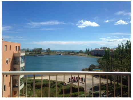 - un balcon offrant une vue sur la rivière dans l'établissement Duplex Cap d'Agde vue mer avec piscine, au Cap d'Agde