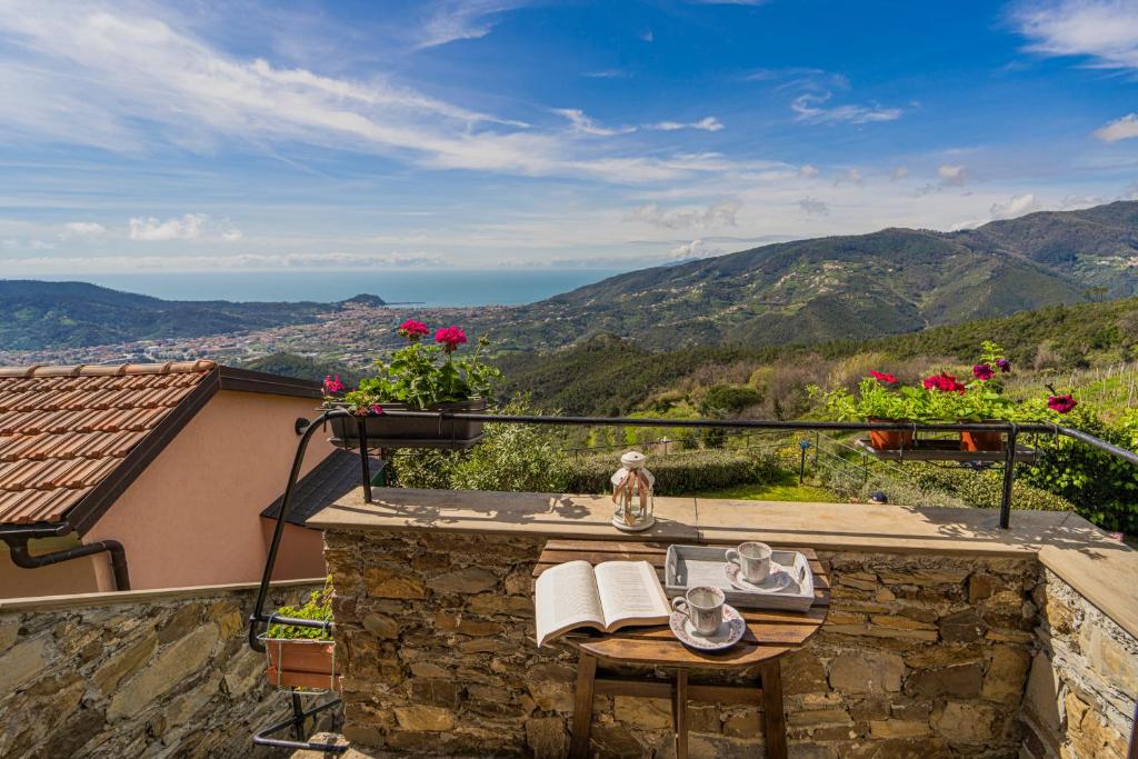 una mesa en un balcón con vistas a las montañas en Casale In Vigna, CinqueTerreCoast, en Casarza Ligure