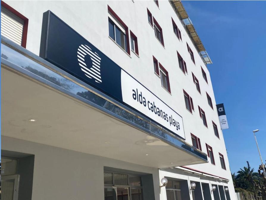 un panneau sur le côté d'un bâtiment dans l'établissement Alda Cabanas Playa, à Cabañas