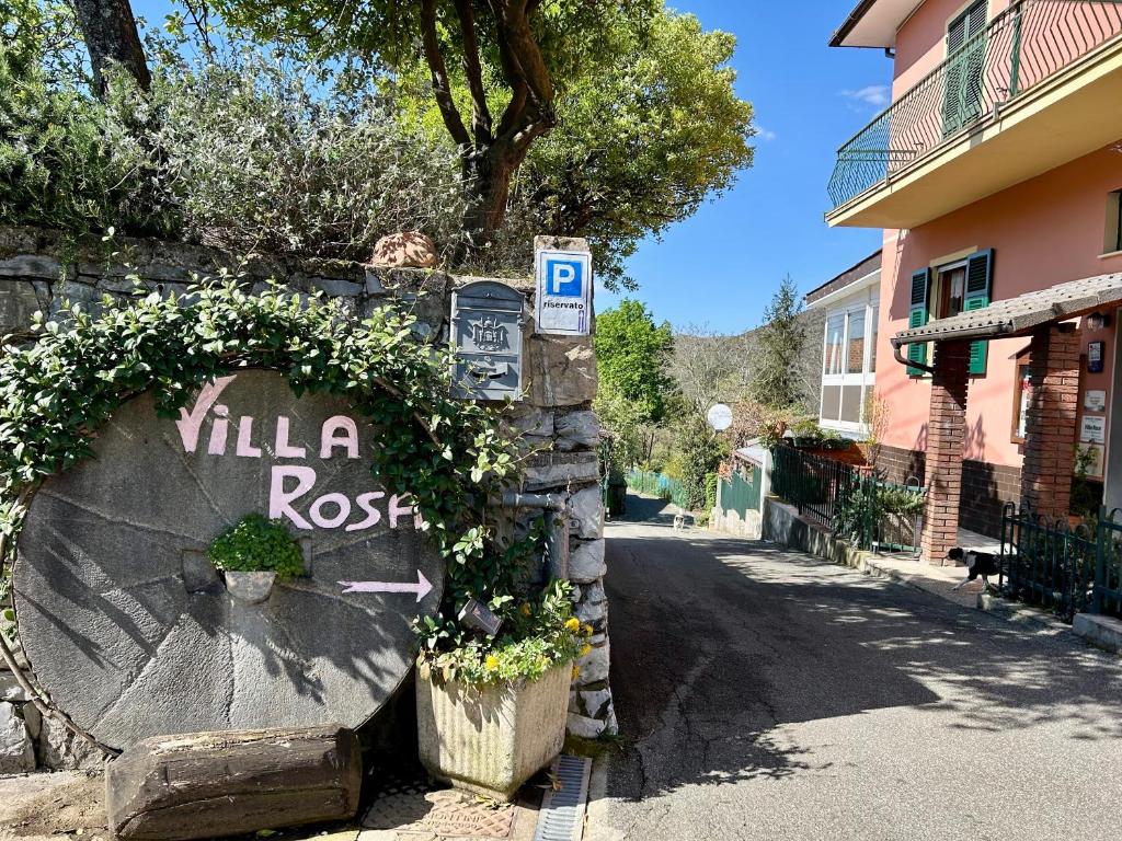 ネーにあるAgriturismo "Villa Rosa" Arzenoの石垣の上に俵俵を描いた看板