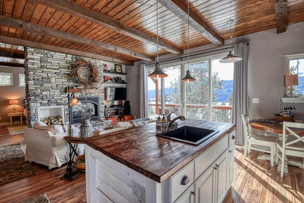 een keuken met een aanrecht en een woonkamer bij Quaking Aspen Cabin 2BR 2BA w Incredible Views in Twin Lakes