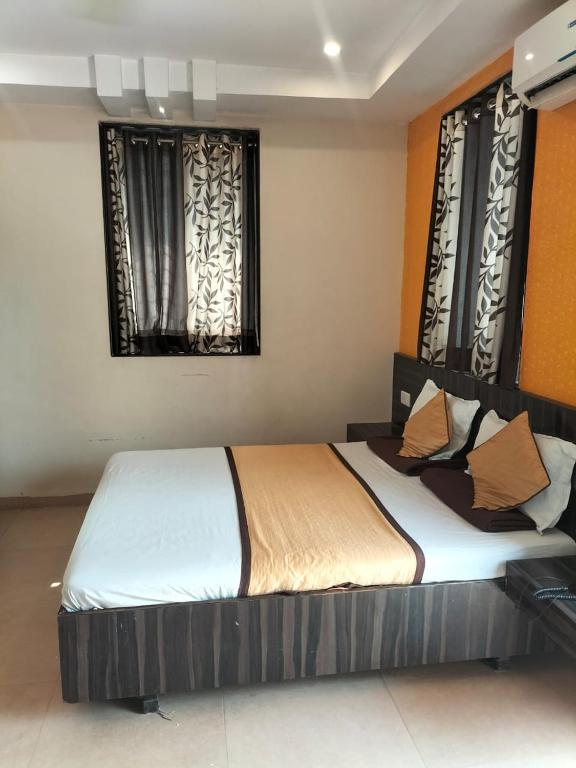 Postel nebo postele na pokoji v ubytování HOTEL SHRI PUSHPANJALI SHIRDI